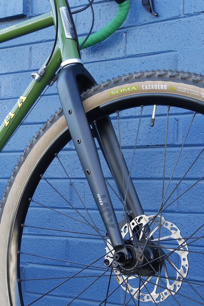 Carbon fork with eyelets top